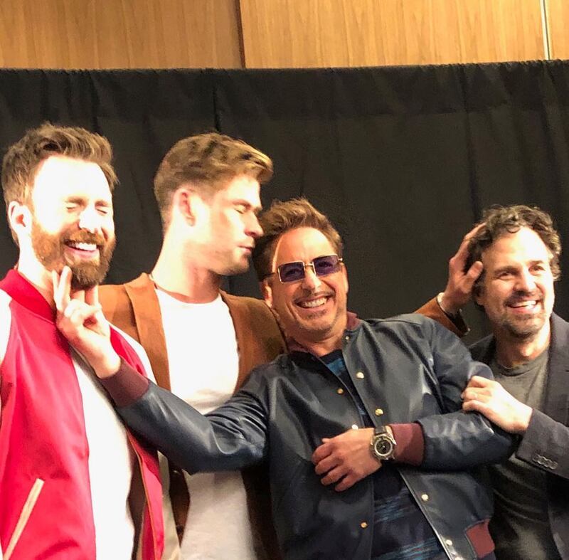 Dopo aver cantato Blondie e i Beatles, gli eroi di Avengers EndGame si divertono insieme posando per i loro fan 7