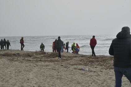 Naufragio in Calabria, si spezza barcone: decine di morti. Le foto 9