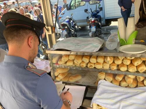 Vendeva pane e panelle, ma aveva il reddito di cittadinanza