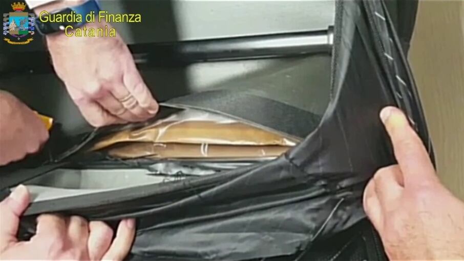 Corriere spagnolo intercettato con 2 chili di eroina nel bagaglio