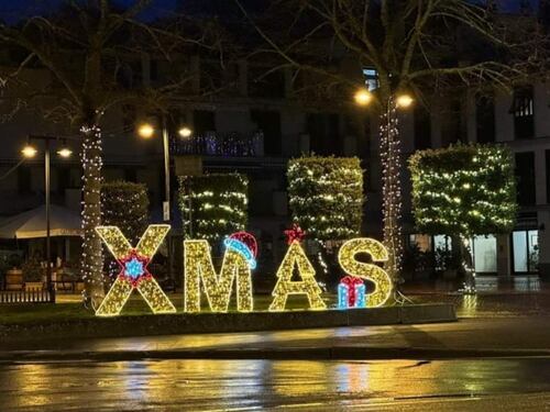 "Rimandano al fascismo". Il Pd fa rimuovere le luminarie di Natale