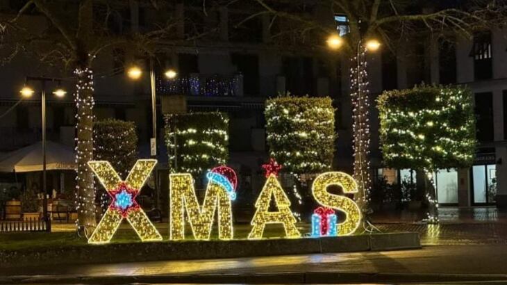 "Rimandano al fascismo". Il Pd fa rimuovere le luminarie di Natale