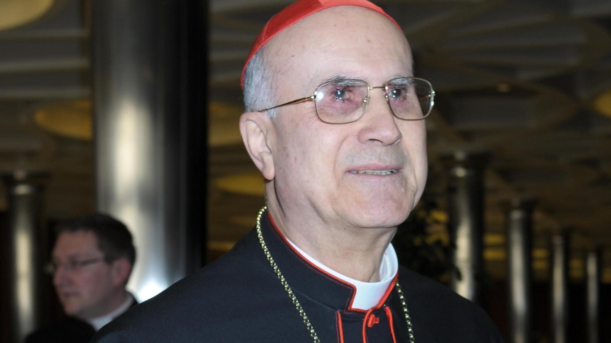 L'ira di Bertone sul super attico: "Basta gogna, il Papa è con me"