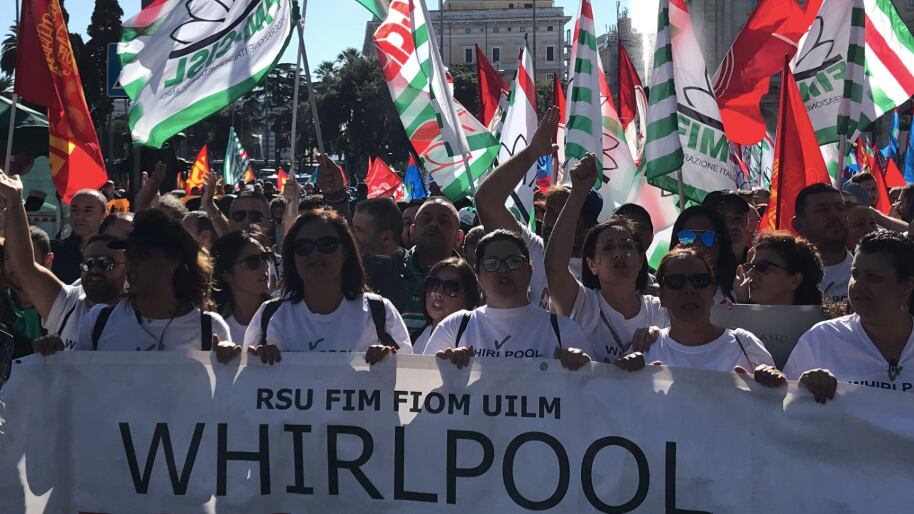 Primo crac di Patuanelli, Whirlpool chiude a Napoli