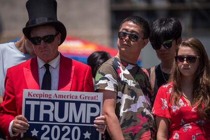 Operai al lavoro per sistemare la stella di Trump 4