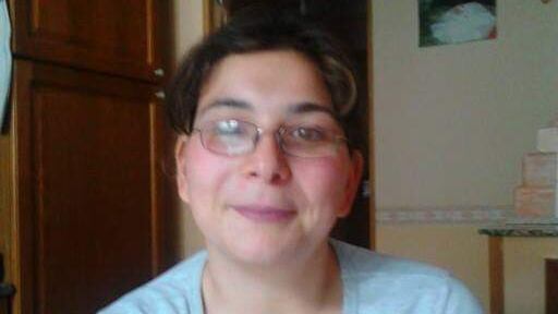 Si lancia dal balcone con il figlio in braccio: lei muore, bimbo grave