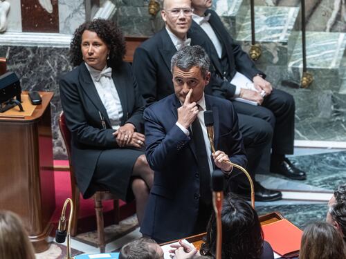 L'attacco all'Italia, poi lo scontro tra ministeri: cosa succede a Parigi