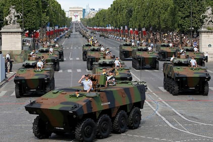 Parigi, parata per la festa del 14 luglio 8