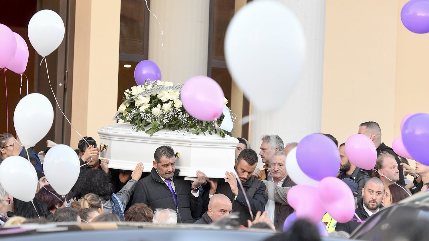 Politici in fuga (tranne uno) dai funerali di Desirée