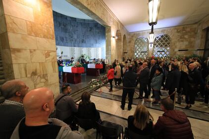 Sparatoria Trieste, in migliaia salutano gli agenti uccisi 4