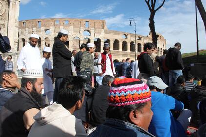 Il venerdì di preghiera dei musulmani al Colosseo 8
