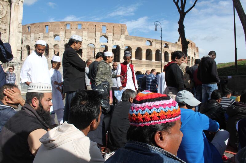 Il venerdì di preghiera dei musulmani al Colosseo 8