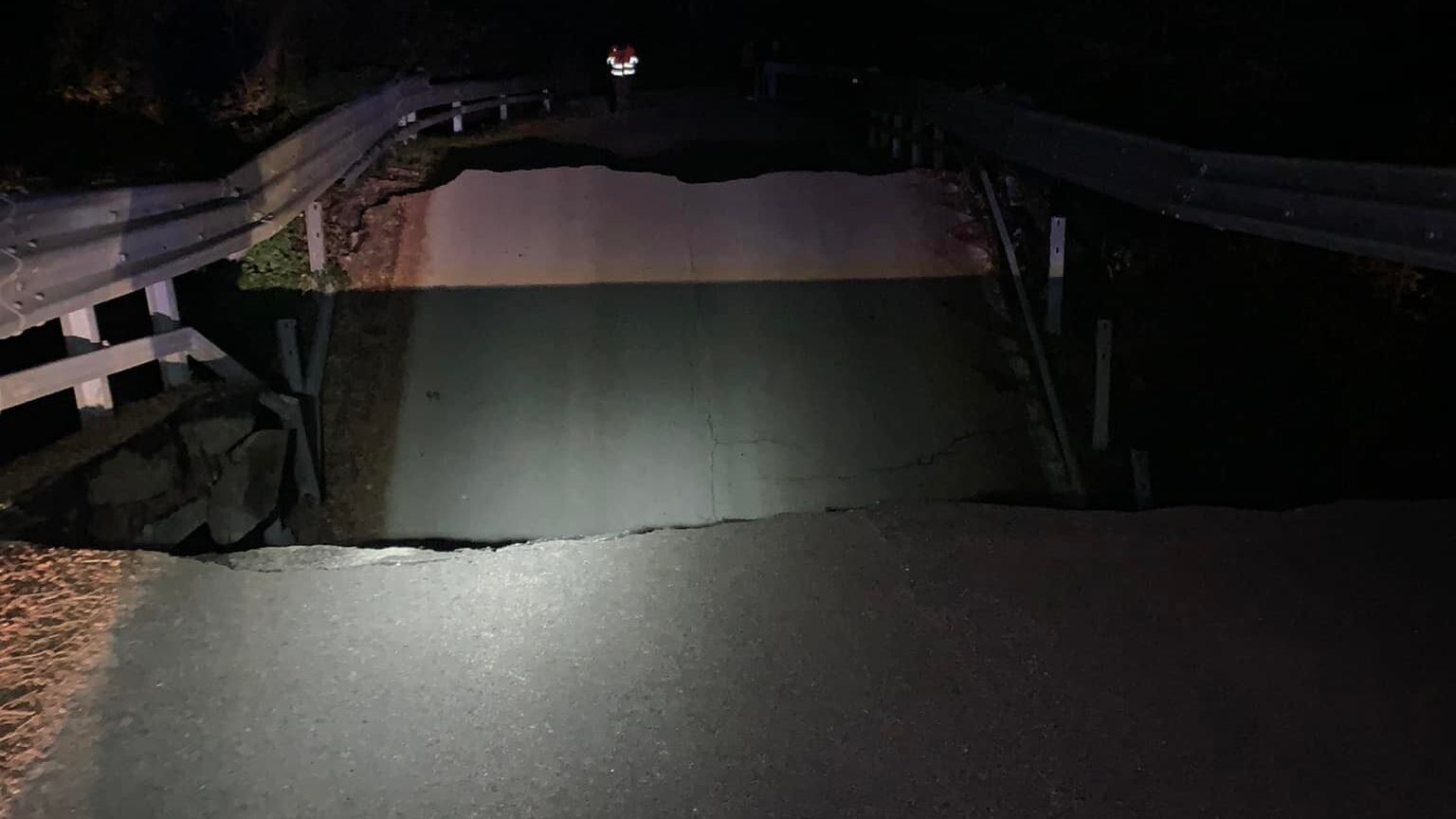 Paura in Toscana, crolla un ponte nel Pisano: "Tragedia sfiorata"