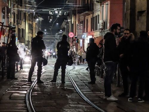 "C'è una festa". E finisce stuprata da due clandestini