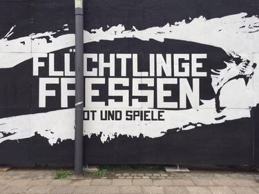 A Berlino spunta un'arena con le tigri per "mangiare" i rifugiati 6