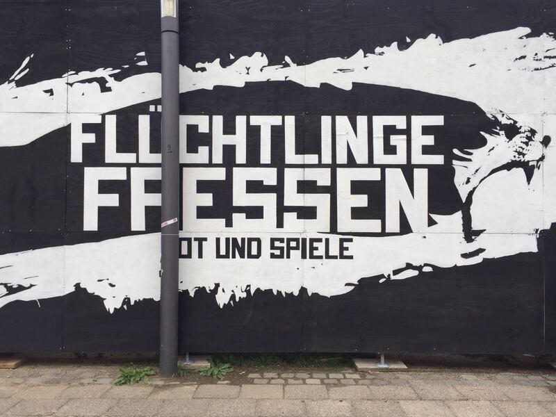 A Berlino spunta un'arena con le tigri per "mangiare" i rifugiati 6