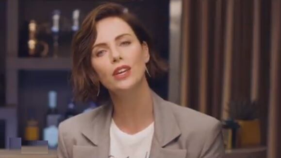 Charlize Theron dimentica di togliere l'etichetta dai pantaloni nuovi