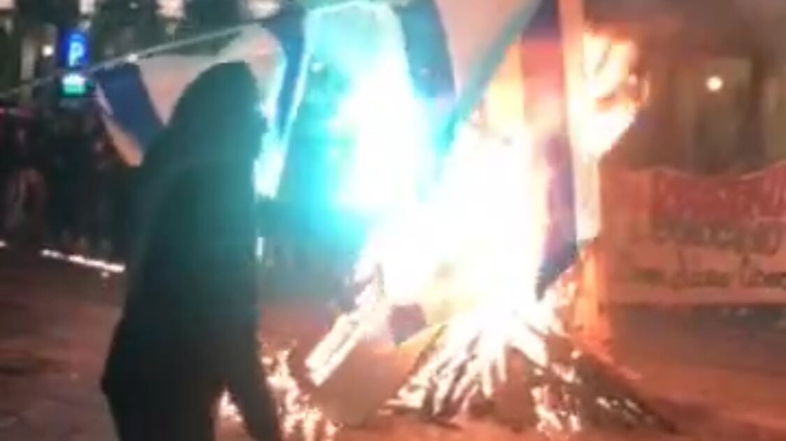 Corteo proPal non autorizzato di Torino: tre agenti feriti e bandiere bruciate