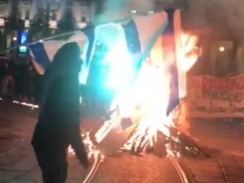 Corteo proPal non autorizzato di Torino: tre agenti feriti e bandiere bruciate
