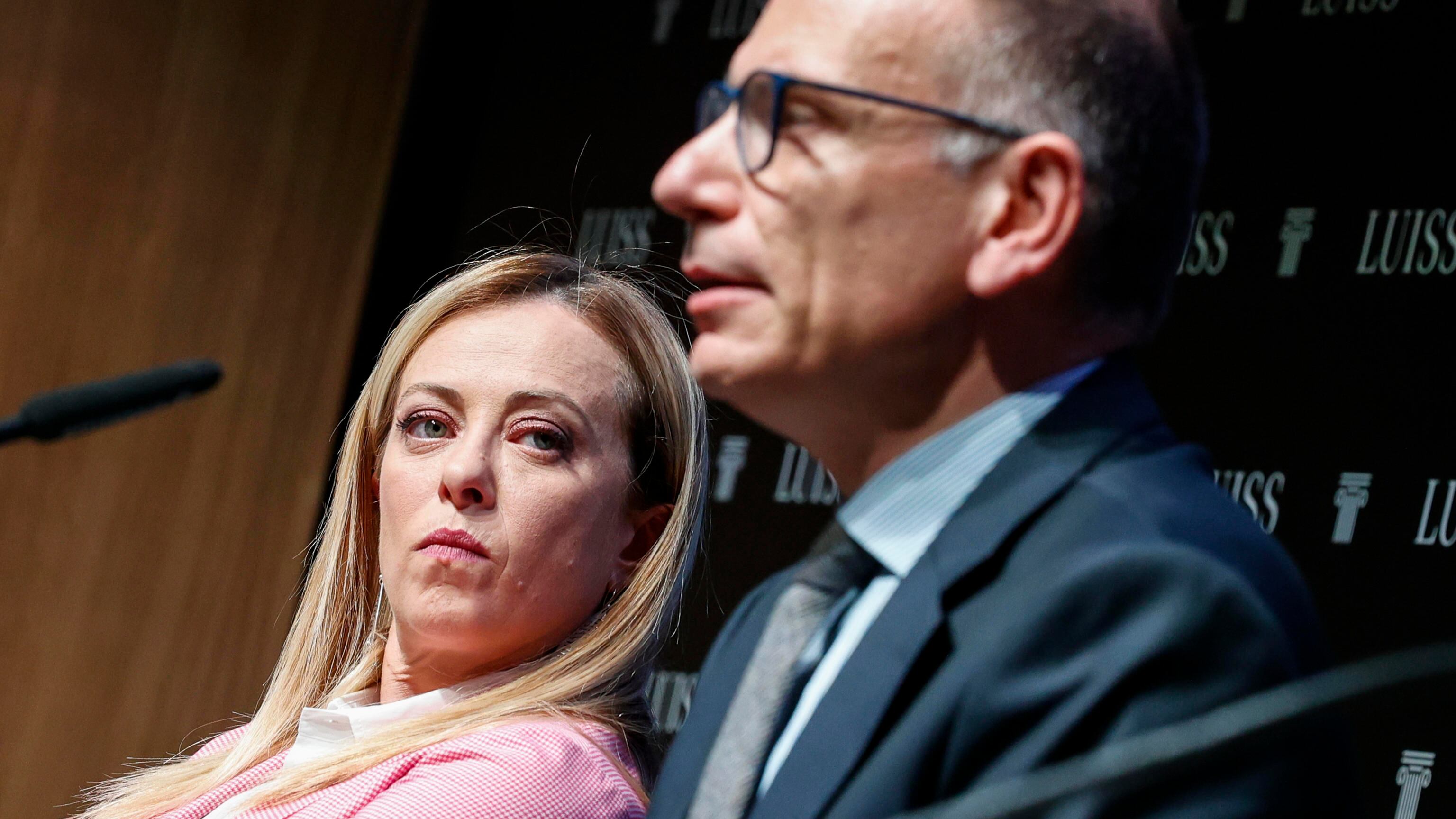 "Non va bene una donna così". Letta getta ancora veleno sulla Meloni
