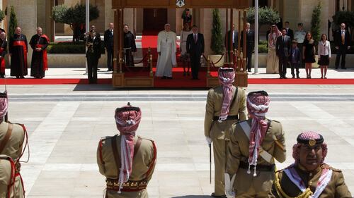 Papa Francesco all'arrivo ad Amman 2