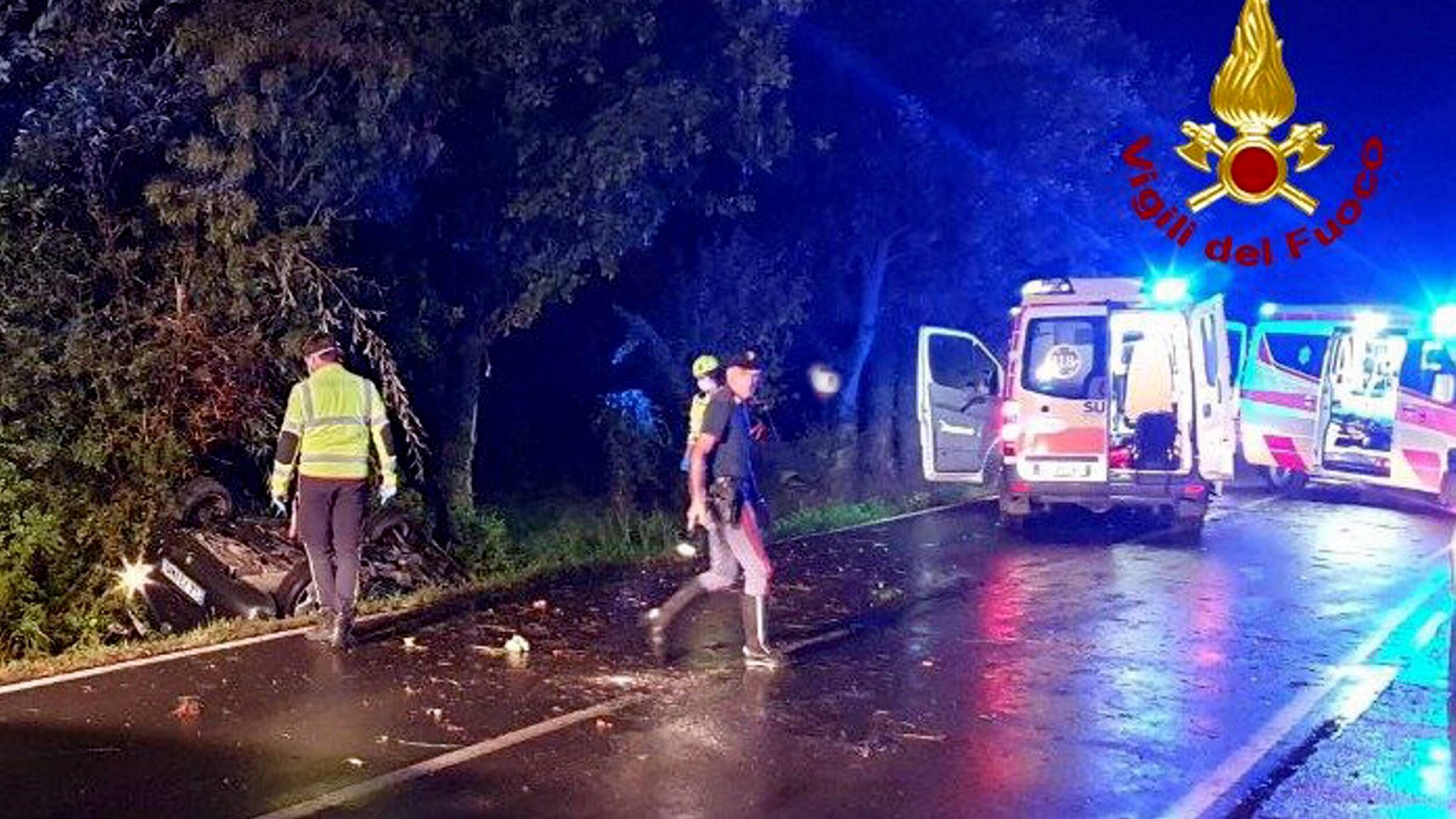 Auto sbanda e finisce contro un albero. Muoiono in quattro tra i 18 e i 19 anni