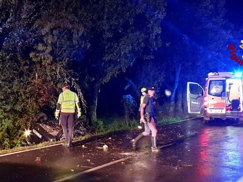 Auto sbanda e finisce contro un albero. Muoiono in quattro tra i 18 e i 19 anni