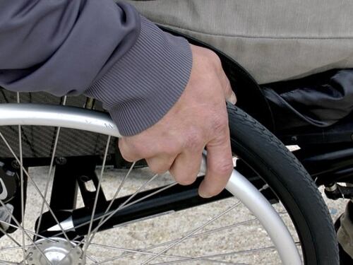 La rampa "handicappati" che indigna Bologna