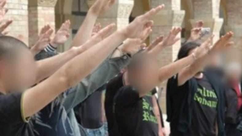 Quel saluto è fascista: condannato