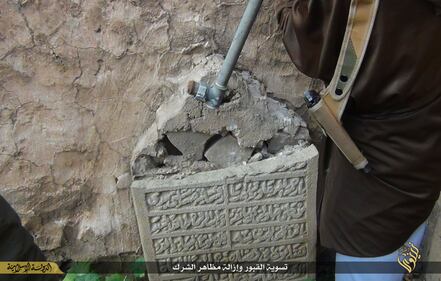 Così lo Stato islamico distrugge il cimitero cristiano 8