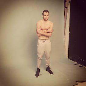Da Harry Potter a sex symbol: Matthew Lewis si trasforma 6