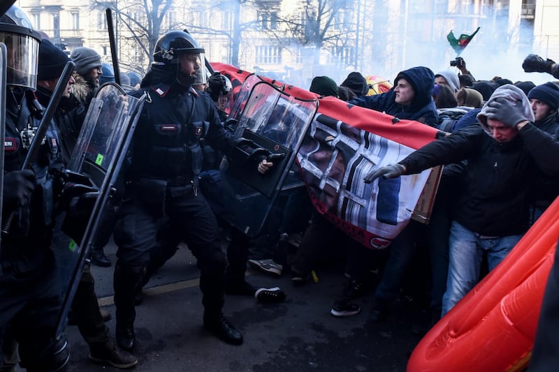 Scontri alla manifestazione antifascista a Milano 1