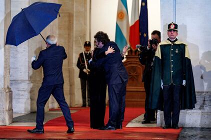 Giorgia Meloni e Javier Milei, incontro di un'ora a palazzo Chigi 4