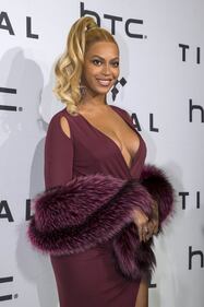 Beyoncé Knowles, seno in vista e scollo mozzafiato a New York 10