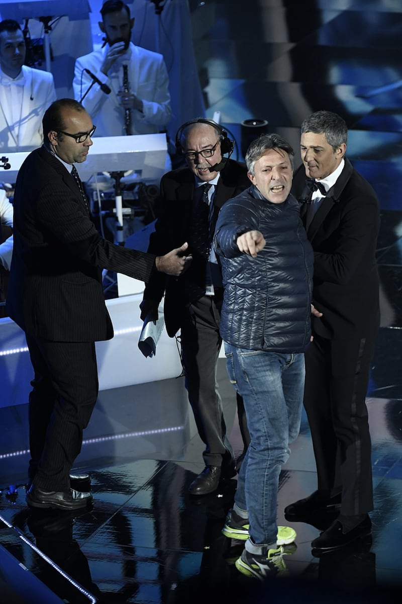 Sanremo, un intruso sul palco dell'Ariston 2