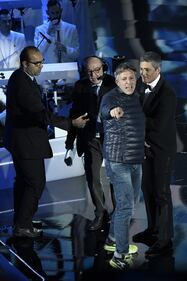 Sanremo, un intruso sul palco dell'Ariston 2
