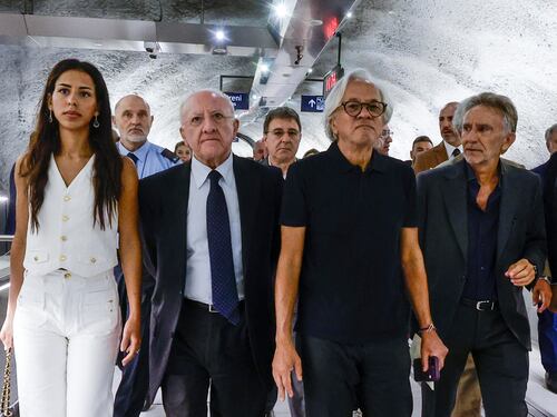 "La figlia di Kapoor...". La gaffe di De Luca con lo scultore indiano: la donna è sua moglie
