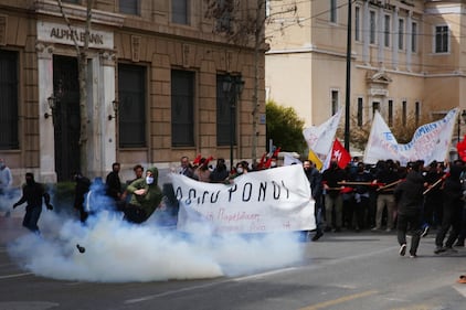 Gli scontri tra la polizia e i manifestanti ad Atene 4