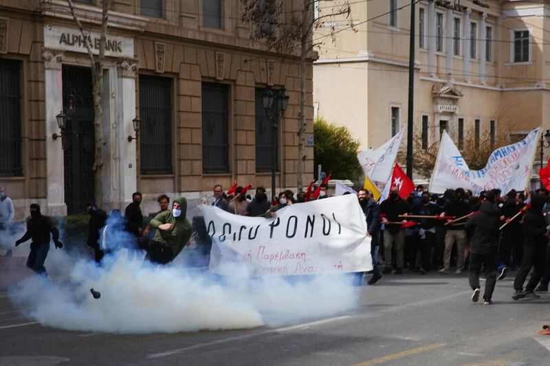 Gli scontri tra la polizia e i manifestanti ad Atene 4