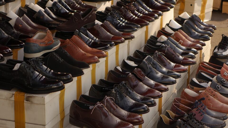 Avezzano, indossa le scarpe in un negozio e fugge: arrestato ucraino