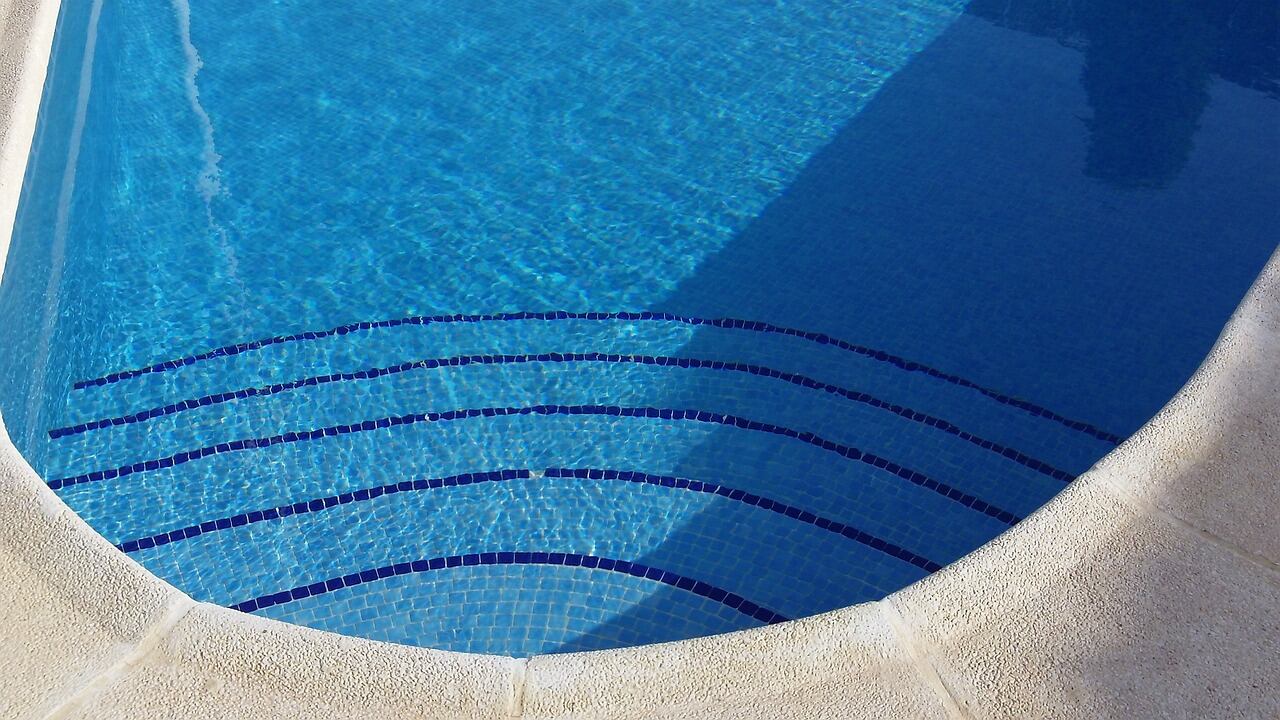 Atti vandalici alla Romano. Piscina chiusa fino a venerdì