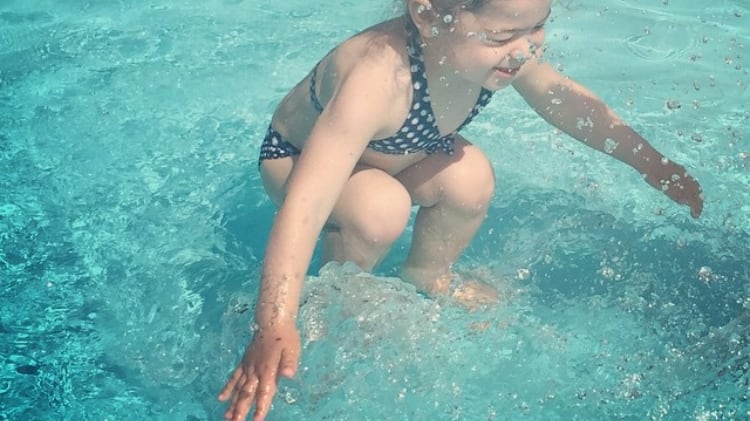 La nuova foto che fa impazzire il web: la bambina è dentro o fuori dall'acqua?