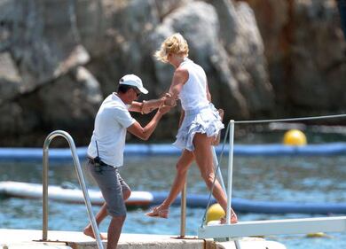Victoria Silvstedt, una folata di vento le scopre il lato B 5