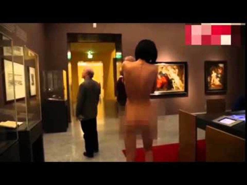 Milo Moire gira nuda al museo 4