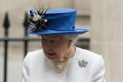 Tiare, guanti e cappellini: così si vestono i reali britannici 3