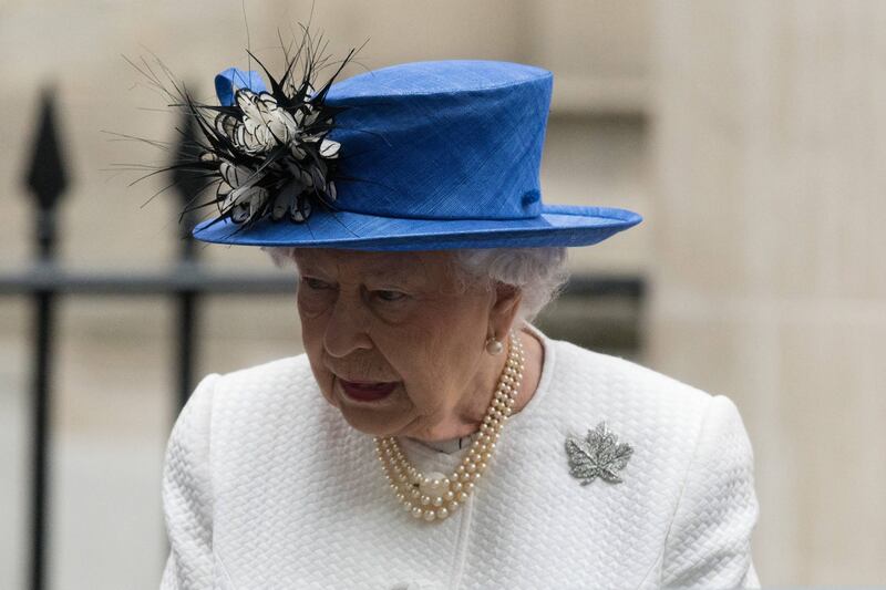 Tiare, guanti e cappellini: così si vestono i reali britannici 3