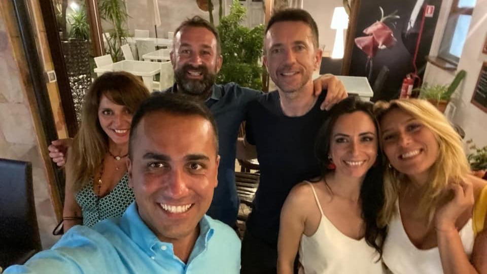 Di Maio si scatta il selfie. Ma per lui finisce male