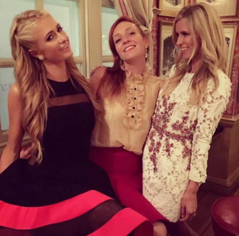 Nicky Hilton: abito bianco sexy ma sobrio per la sorellina di Paris  3