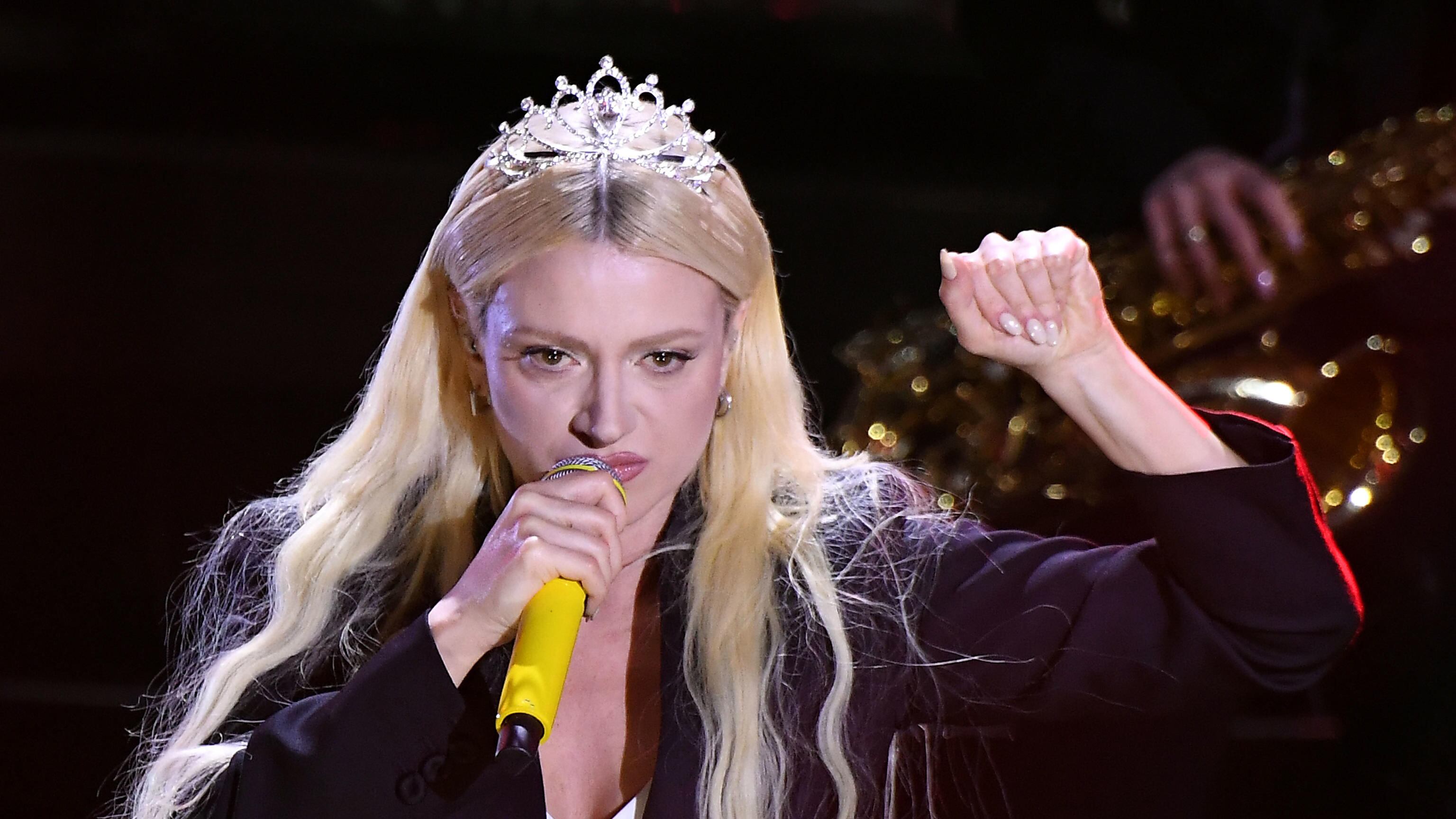 I comunisti tornano alla carica per un "pugno chiuso" a Sanremo
