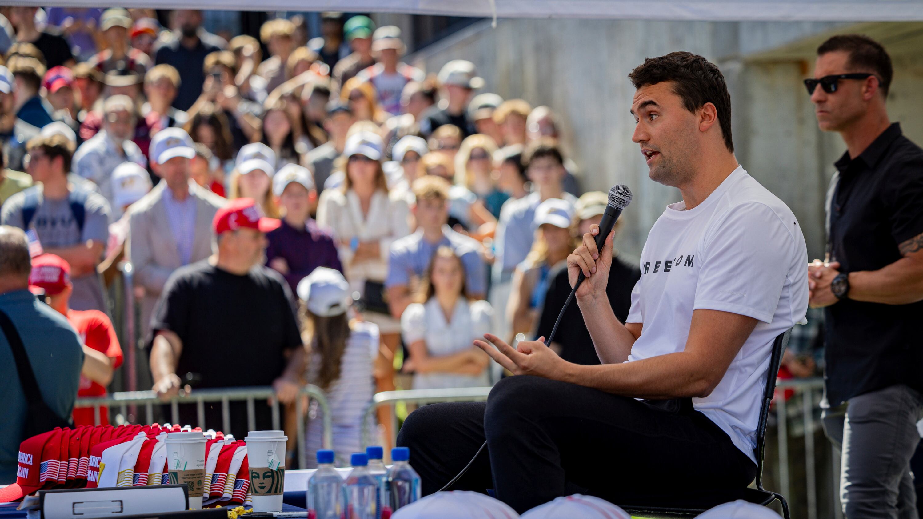 "Voglio rovinarlo col potere femminista": l'assurda maledizione delle streghe contro Charlie Kirk